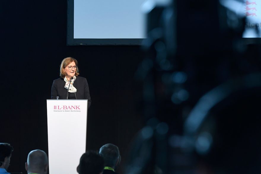 Edith Weymayr, Vorsitzende des Vorstands der L-Bank, steht an einem Rednerpult.