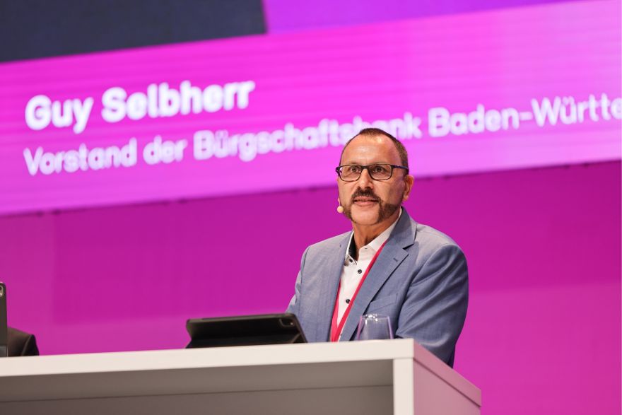 Guy Selbherr, Vorstand der Bürgschaftsbank und Geschäftsführer der MBG BW, steht auf der Bühne.