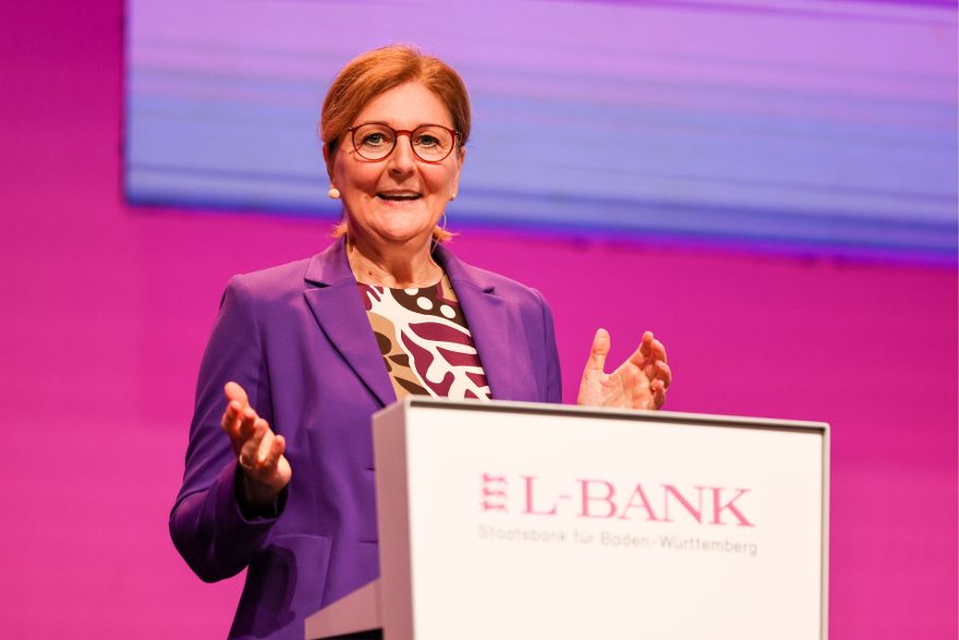 Edith Weymayr, Vorsitzende des Vorstands der L-Bank, steht an einem Rednerpult.
