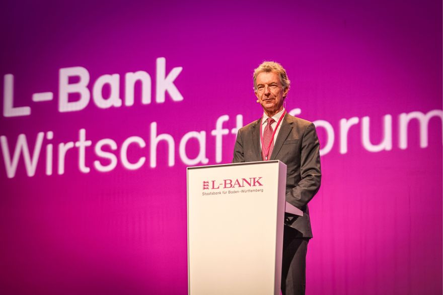 Der ehemalige Vorsitzende der Münchner Sicherheitskonferenz Dr. Christoph Heusgen steht am Rednerpult.