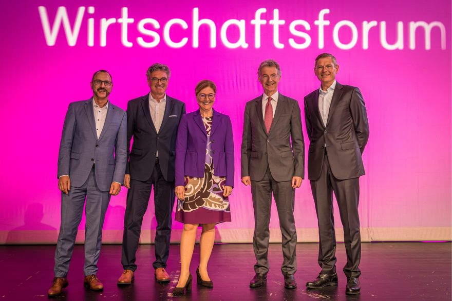 Ein Gruppenbild der Referierenden des Wirtschaftsforums 2023