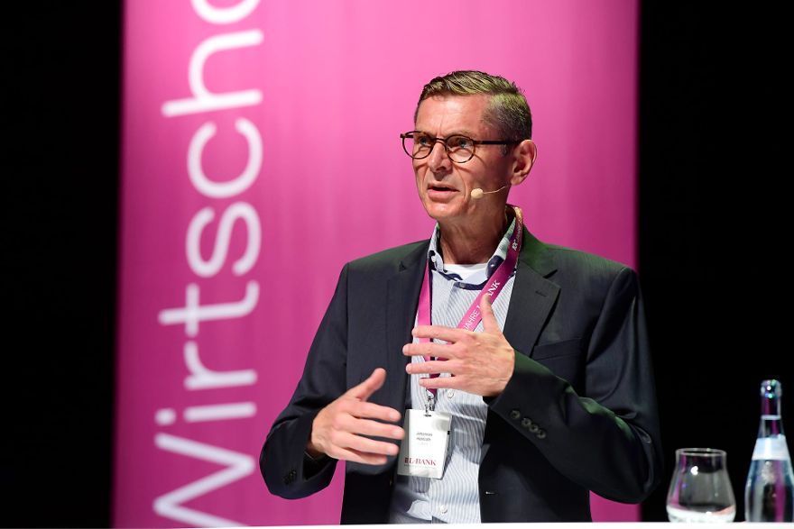 L-Bank-Vorstand Johannes Heinloth auf einer Bühne.