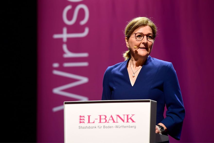 Edith Weymayr, Vorsitzende des Vorstands der L-Bank, steht an einem Rednerpult.