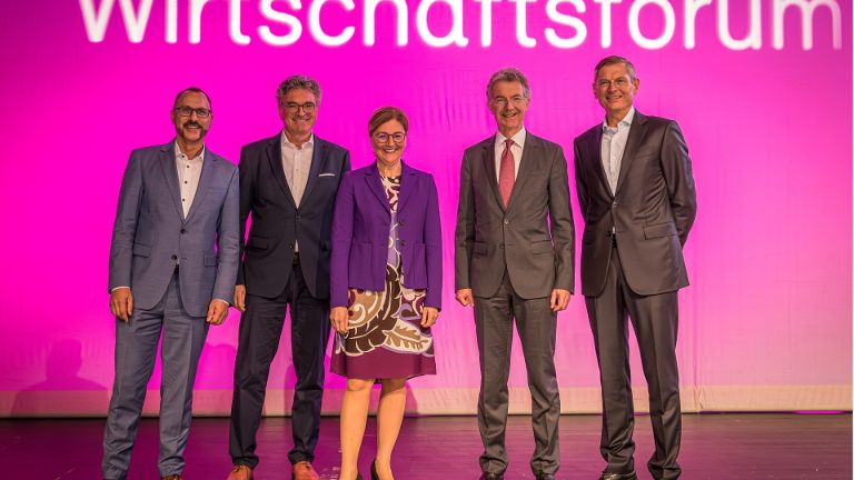 Ein Gruppenbild der Referierenden des Wirtschaftsforums 2023