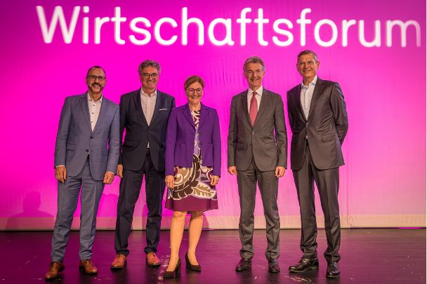 Ein Gruppenbild der Referierenden des Wirtschaftsforums 2023